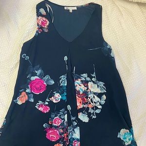 DR2 Blouse w/ flowers. Size Small
